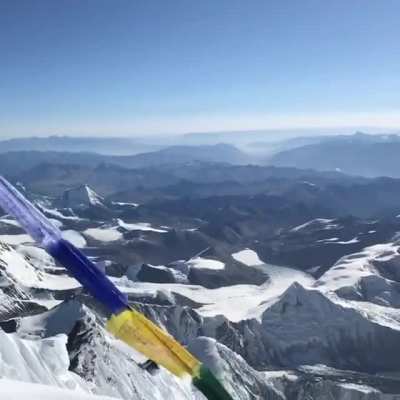 This 360&deg; video shows what it looks like on top of Mount Everest on a clear day.