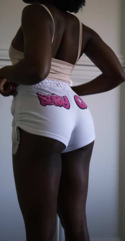 This ass too fat for these pants 😘