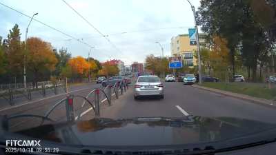 Două &icirc;ntoarceri pe linie continuă &icirc;n fața poliției &icirc;n 10s