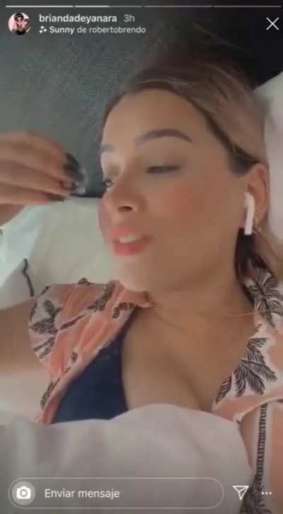 No es mucho pero se le alcanza a ver algo de pezon (cuando levanta la almohada), creo que brianda jam&aacute;s tiene ese tipo de descuidos jajaja