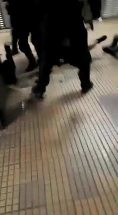 Steliști duc&acirc;ndu-se pe pulă la stația de metrou Ștefan Cel Mare