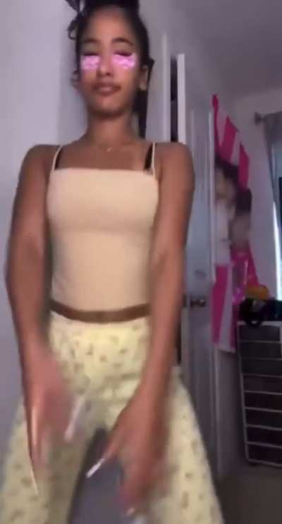Aya shaking ass on live