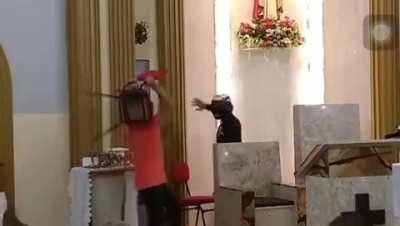 Vai ser f&aacute;cil rouba a igreja eles disseram