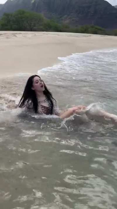 Bella Poarch beach tiktok 🏝