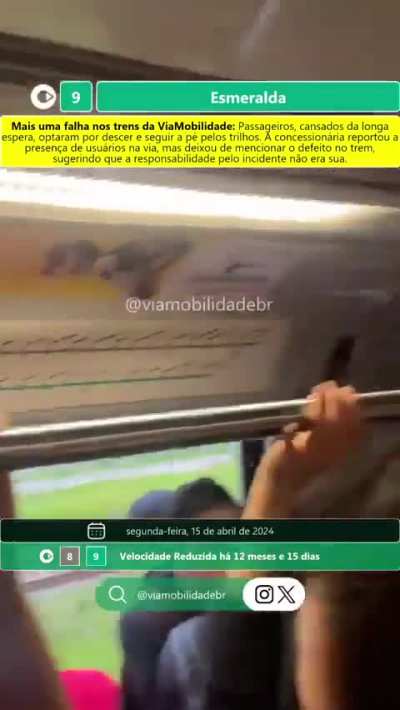Linha 9 privatizada: passageiros cansam de esperar trem voltar a funcionar e terminam percurso a p&eacute; pelos trilhos.