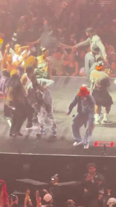 Look at this dumbass lookin nigga with that dumbass orange bucket hat on 🤷🏾&zwj;♂️🤦🏾