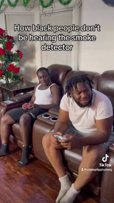 How black people don’t be hearing the smoke detector 😂