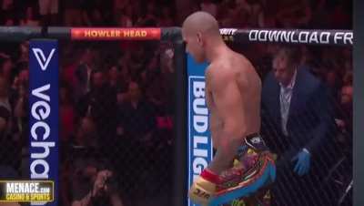 Pereira KOing Prochazka might be one of the cleanest head kick knockouts we've ever seen in UFC history