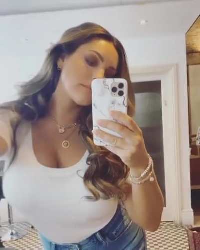 Fittings in a cute top and tight jeans!! Looking absolutely gorgeous!!