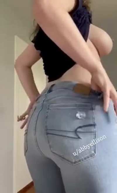 Are you a tits or an ass guy? (I got both dw 😈)