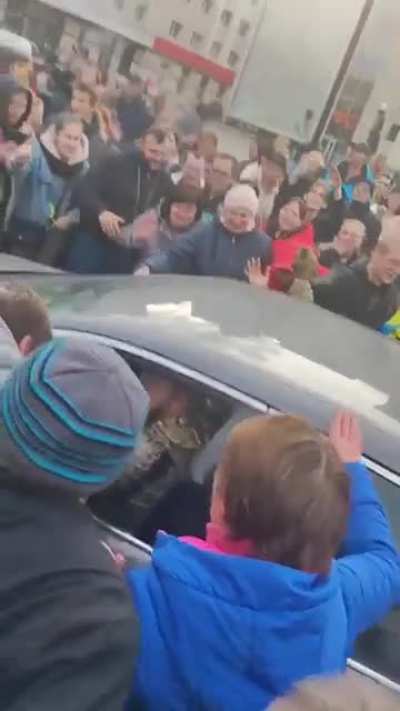 "Slava ЗСУ" - in Kherson, the people rejoice and crowd around their liberators. Kherson is Ukraine!