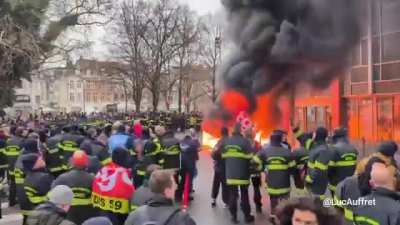 Firefighters have invaded premises of the SDIS Nord in Lille.  A major fire has been set in front of the building.  #pompiers #Lille