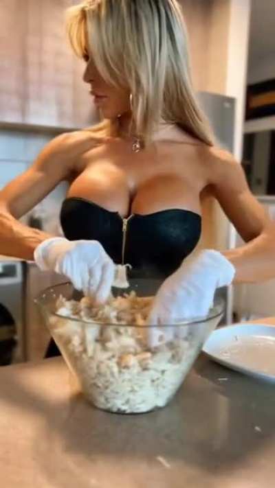 No s&eacute; si lo necesitaban pero ah&iacute; les va una chichona deshebrando pollo