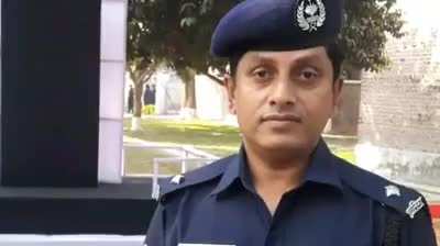 OC threatens Chittagong University student for writing against government relief corruption on Facebook. (Abusive language warning. Use headphones)