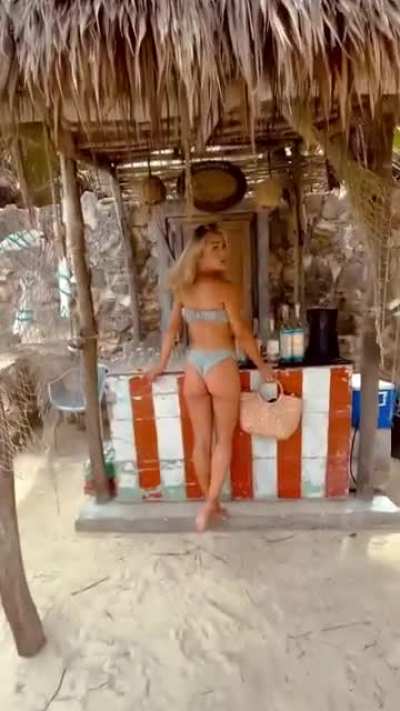 Looking back 🍑