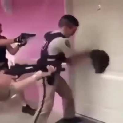 Poliția din Oneşti salv&acirc;nd ostatici