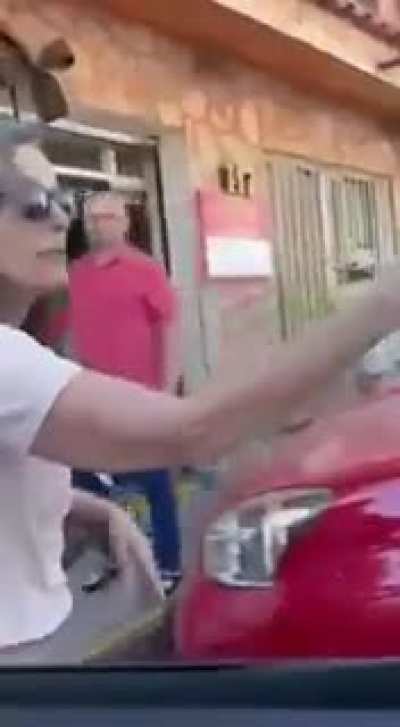 American woman harrases and assaults people in Ajijic Mexico, while not following mask protocols.