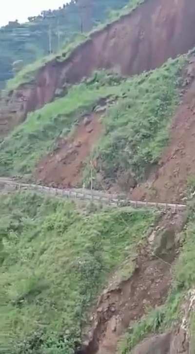 Terrifying ! Landslide in a remote part of Himachal, India