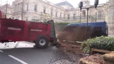"Only natural products!" farmers dump manure on police vans this Tuesday in N&icirc;mes - France