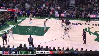 [Highlight] Jaden Ivey drives into the paint and wraps a pass around Giannis and Wesley Matthews for a wide open 3