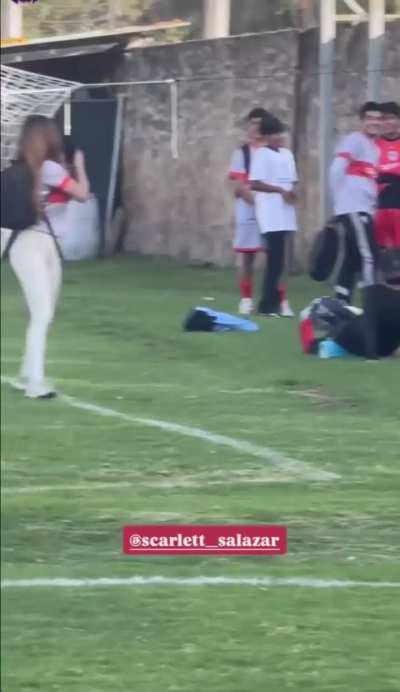 Que estar&iacute;an hablando los futbolistas de la gambeta de Scarlet?🤔