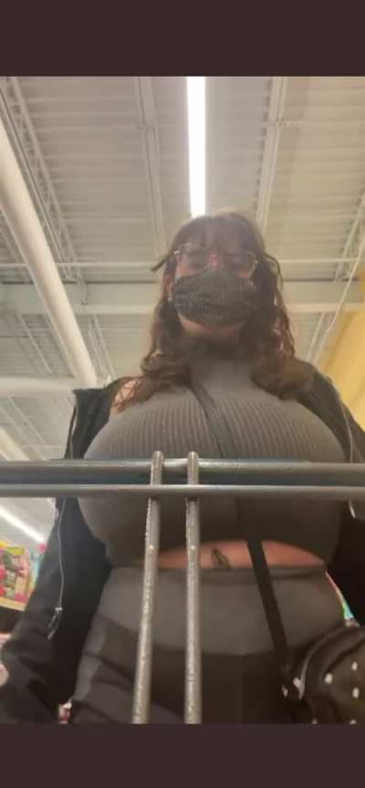 Strolling babe 2