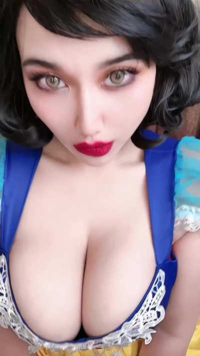love it when they just pop out 💙 (fuckdoll)