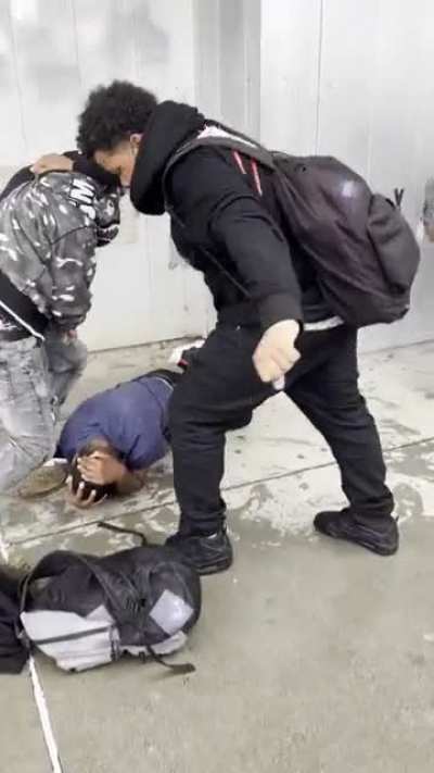 8th grader gets jumped by 2 kids for talking about the white kid&rsquo;s mom