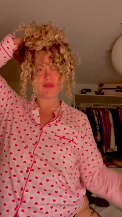 The bedtime hairplay you didn&rsquo;t know you needed today 😘