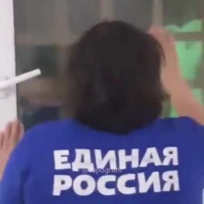 "Masha, what are you doing? You can't! Masha, go away, you're completely insolent!" Polar bear Masha came to the dining room to the Russian workers