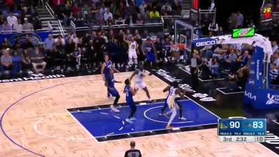 [Highlight] Curry drills the corner three pointer.
