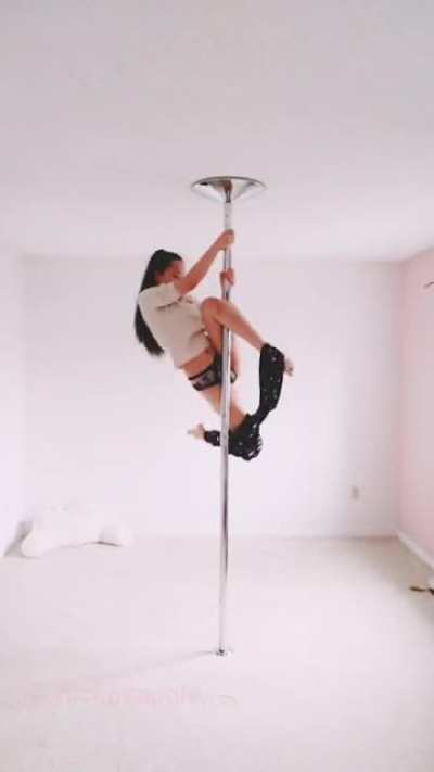 Handstand T-shirt challenge? Pfff I give you the Pole Shirt &amp;amp; Pants challenge 😂 Inspired by a friend