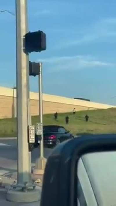 Dallas cops find their guy but can&rsquo;t make it up the hill to catch him