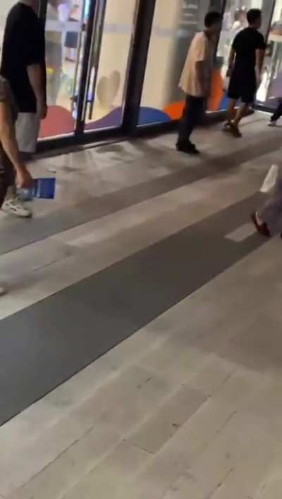 商场内两个娃娃打架，演变到两个孩子奶奶打架，再到两对老夫妻打架，最后到两个家庭打架！两个家庭没有一个冷静的人呢