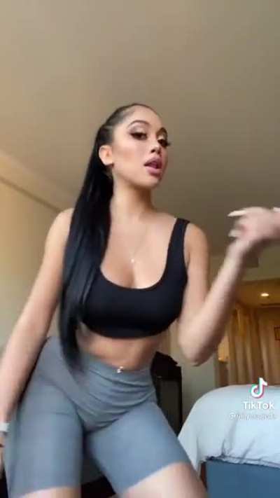 She's so thickk