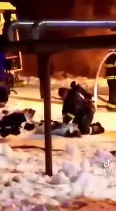 Пожарный откачал девушку через пару секунд после того как его попытался остановить сослуживец