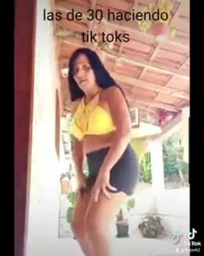   Ya quitenle el celular a su tia..