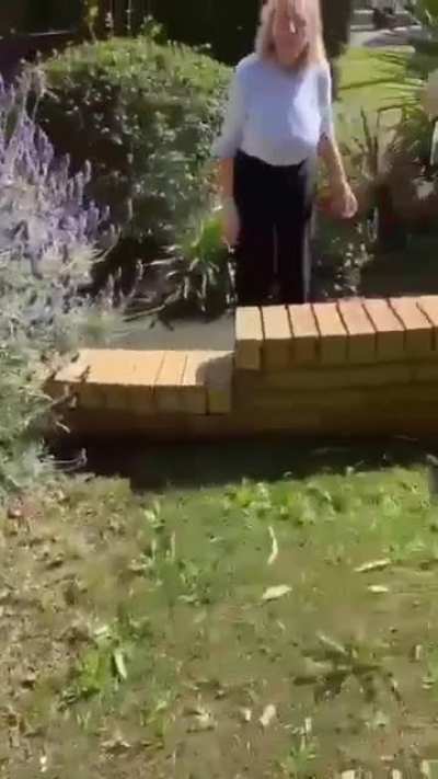Karen demands quiet