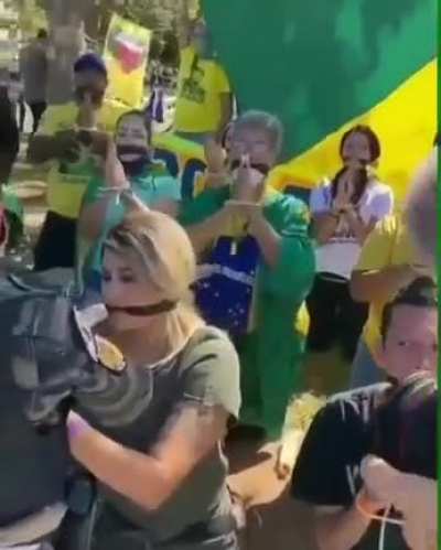 Sara Inverno, cover de espi&atilde; nazista, faz bico com flashmobs de com&eacute;dia.