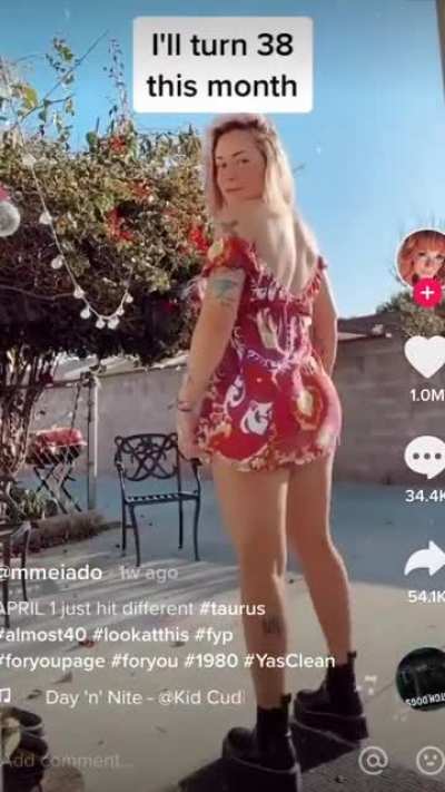 38 Year Old MILF showing off ass 😍