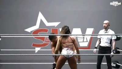 Bruno Vitori crushes Swan in his powerful arms