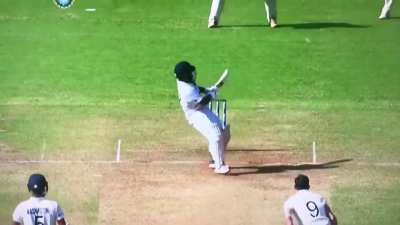 Rishabh Pant reverse sweeps James Anderson