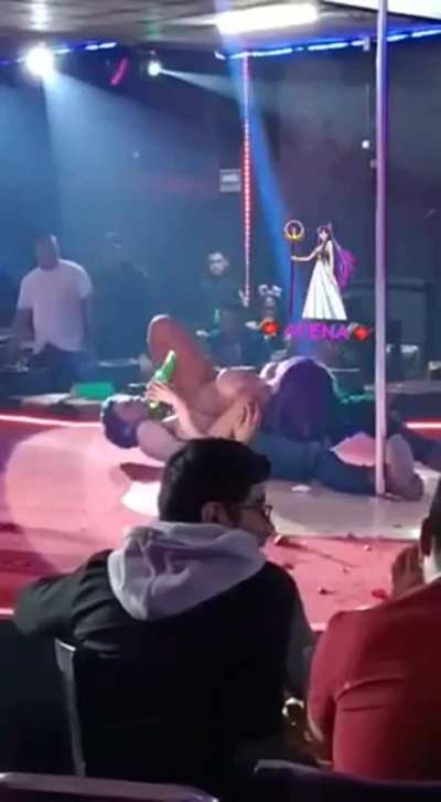 Mujer Luna Bella turns it up a notch