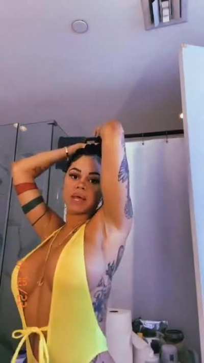 K&eacute;tlyd Dancing in yellow bikini