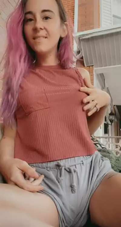 The neighbors might think I’m smiling to say hello, but I’m actually touching myself [gif]