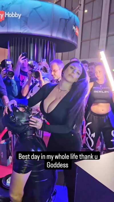 Angela 😋😋😋