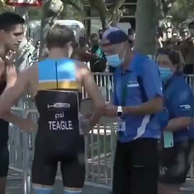When Spanish triathlete Diego M&eacute;ntriga noticed that British triathlete James Teagle went the wrong way before finish line of Santander Triathlon,Mentriga waited for him so he could take what he says is his deserved 3rd place.&ldquo;He was in front of me the who