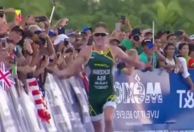 Bro sacrificed the gold medal to carry his brother across the finish line.