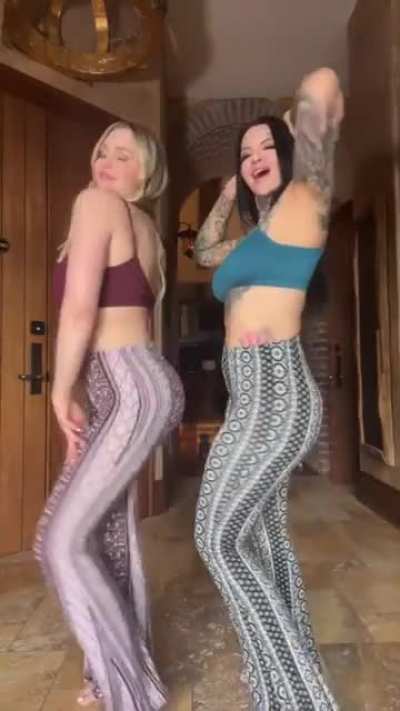 There's a porno of the blonde babe getting fucked in white flare yoga pants 🤤🤤