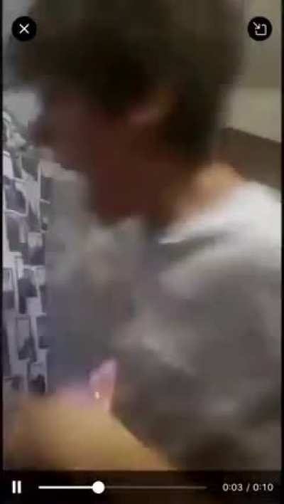 Garoto de 13 anos + esqueiro = um bom meme para internet